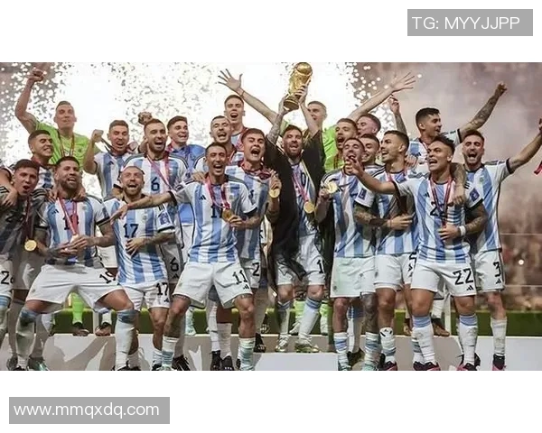 世界杯赛场风云再起 各大豪强激战正酣 谁将捧起梦寐以求的冠军奖杯 世界杯赛场风云再起 各大豪强激战正酣 谁将捧起梦寐以求的冠军奖杯